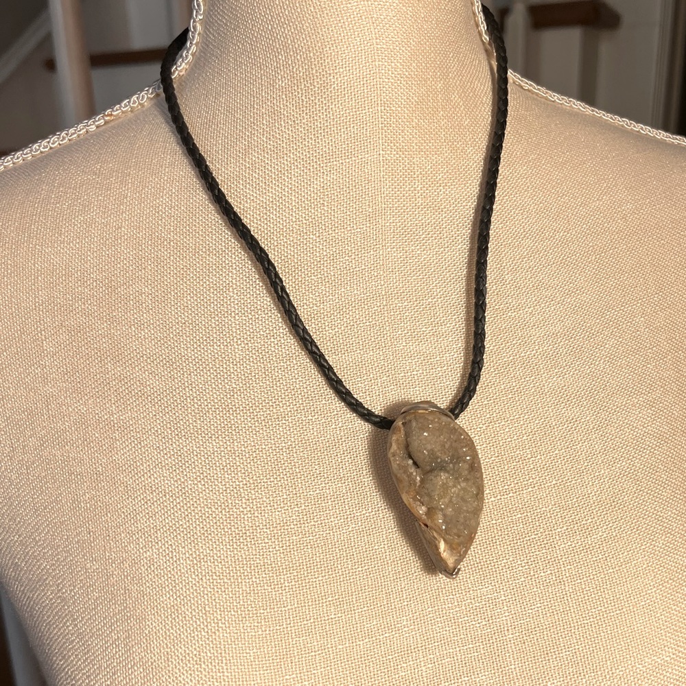 ☃️ NWOT Costa Rican Crystal shell on black leather cord necklace. 20”length
